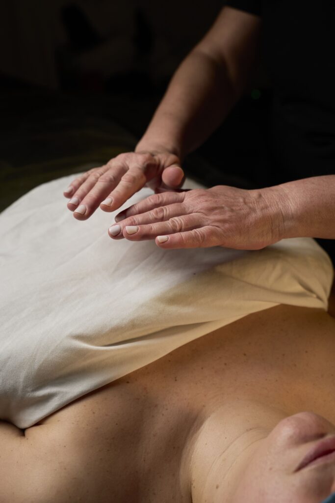 Nataliya Shpundra performing Reiki acupuncture therapy at Bloor West Retreat in Toronto